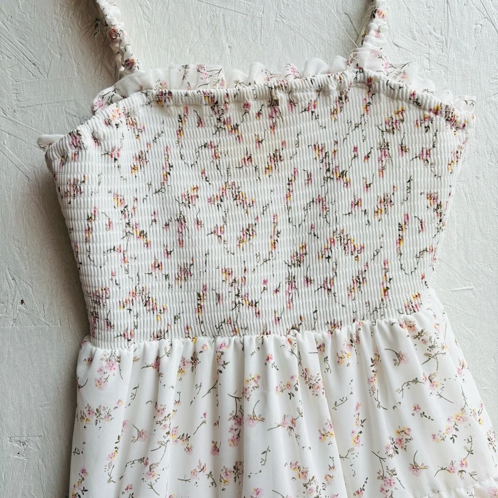 Trendy Boutique Cream Smocked Floral Tiered Sleeveless Sundress Size Medium - Picture 4 of 9
